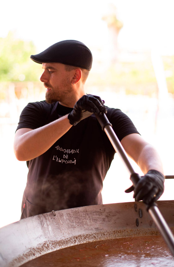 Cocinero a domicilio de Arrozadas del Empordà cocinando una paella gigante para un evento