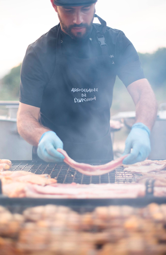 Cocinero a domicilio para eventos preparando carne a la brasa